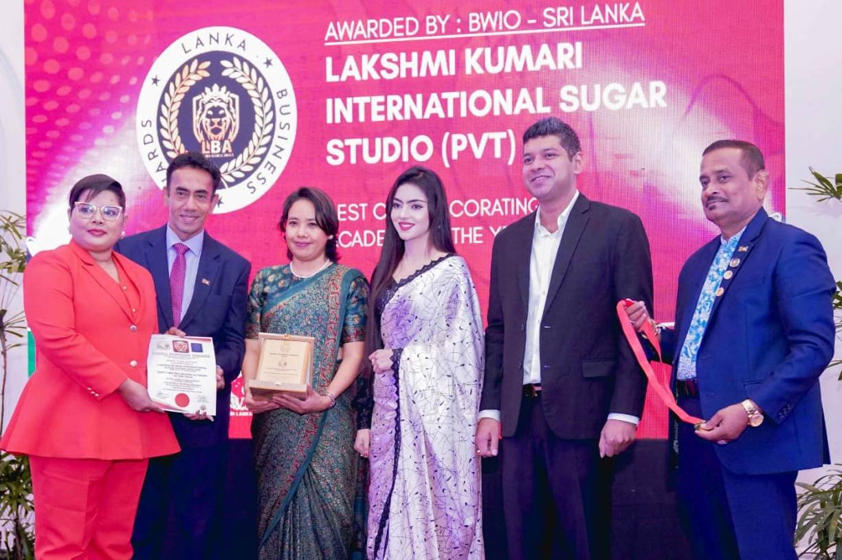Lakshmi Kumari International Sugar Studio වෙත වසරේ විශිෂ්ටම කේක් නිර්මාණ ඉගැන්වීම් ආයතනයට හිමි සම්මානය