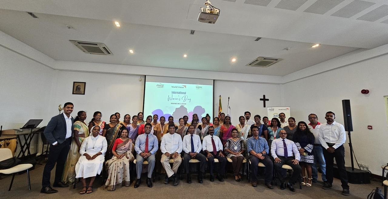 වර්ල්ඞ් විෂන් ලංකා – කොකා-කෝලා සමඟින් එක්ව ප්ලාස්ටික් එකතු කරන  කාන්තාවන් අගයයි