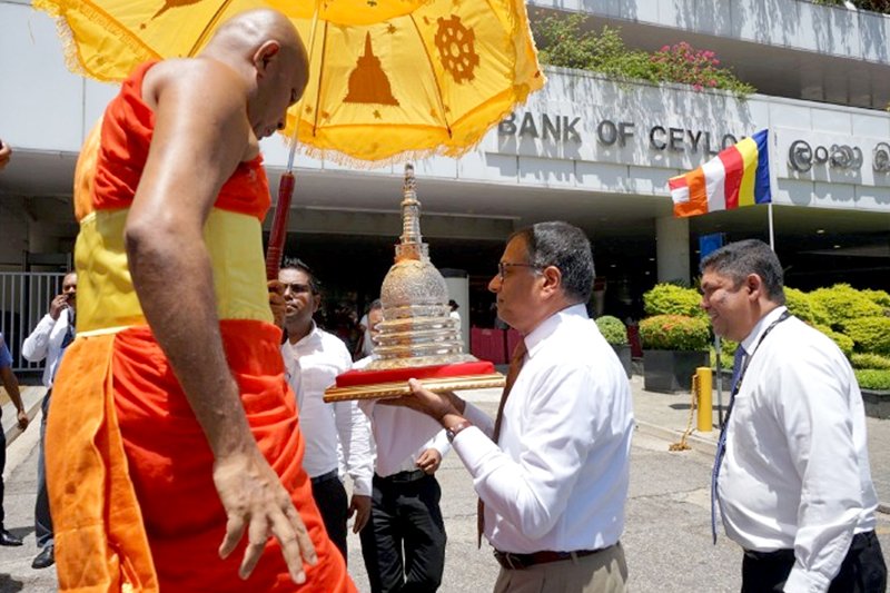 සර්වඥ ධාතූන් වහන්සේලා වන්දනාමය පිංකමක් ලංකා බැංකු ප්‍රධාන කාර්යාලයීය පරිශ්‍රයේ දී …
