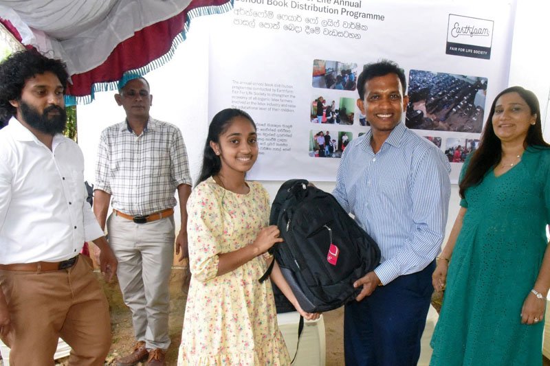 Earthfoam සමාගම සිය රබර් ගොවීන්ගේ දරුවන් 1,900කට රු. මිලියන 15කට වැඩි වටිනාකමකින් යුතු පාසැල් බෑග් හා පොත් පිරිනමයි