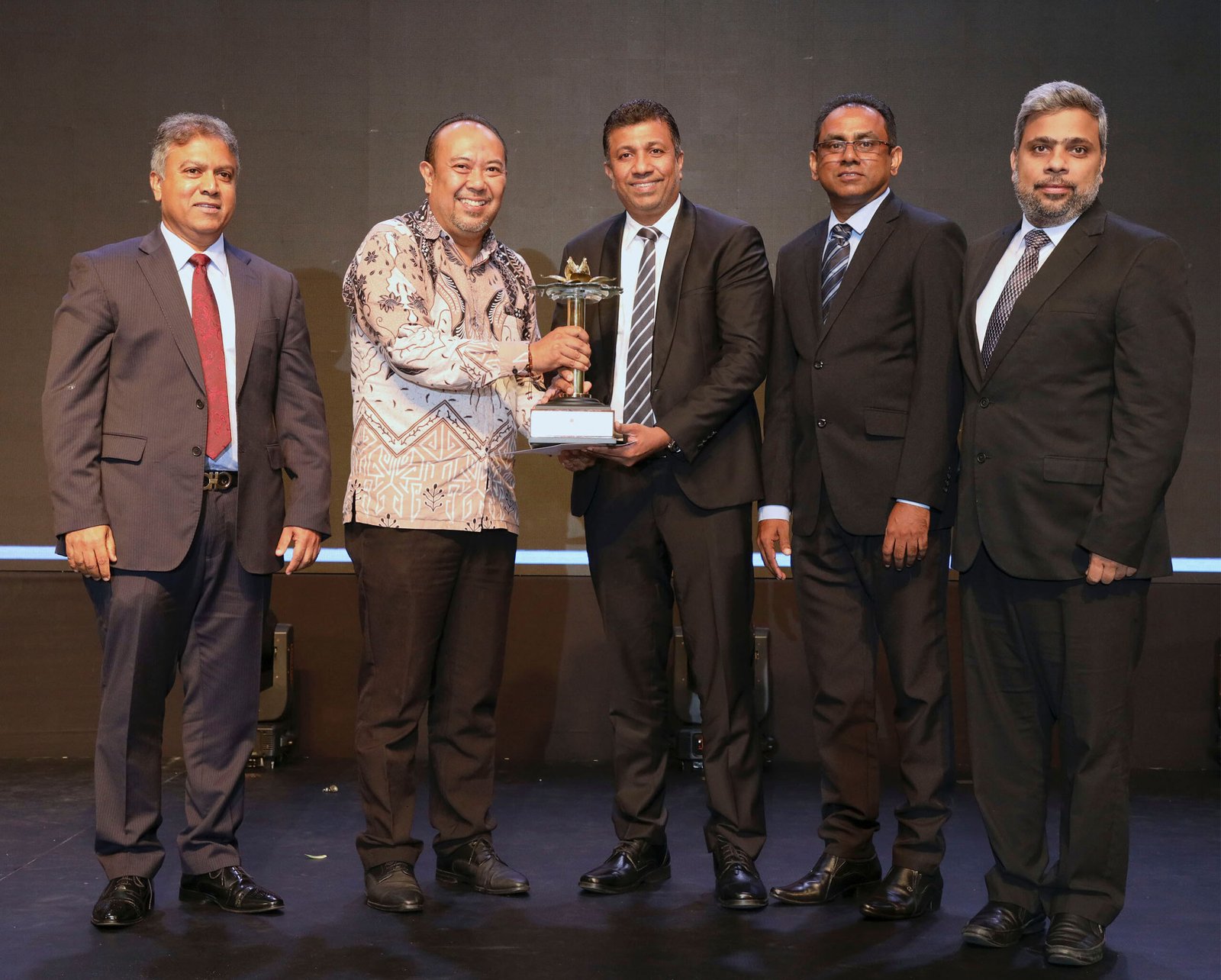 2024 ජාතික ව්‍යාපාර විශිෂ්ටතා සම්මාන උළෙලේ දී සියැට් කැළණි ද්විත්ව සම්මානයෙන් පිදුම් ලබයි