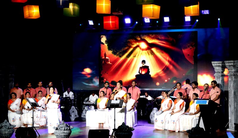 කොමර්ෂල් බැංකු කාර්යමණ්ඩලය ‘පහන් ගී’ සමඟින් පොසොන් සමරයි