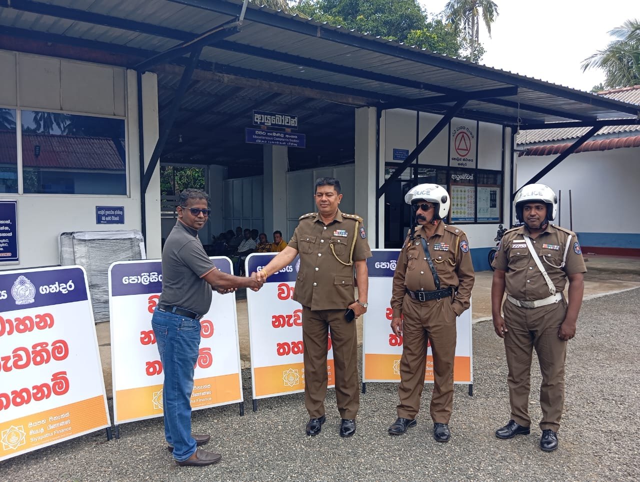 Siyapatha Finance PLC  Donates Sign Boards to Police for ‘Devinuwara Esala Perahera’