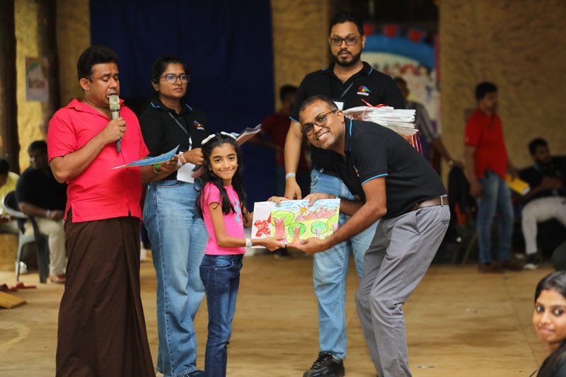 සන්ෂයින් හෝල්ඩින්ග්ස් සතුට හා නිර්මාණශීලිත්වය සමඟින් ලෝක ළමා දිනය සමරයි