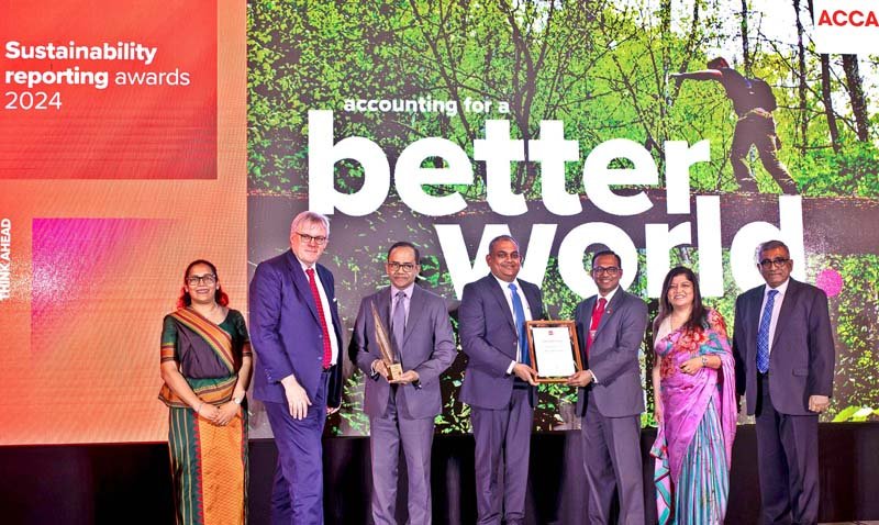 ACCA තිරසර වාර්තාකරණ සම්මාන උළෙලේ දී කොමර්ෂල් බැංකුවේ 2023 වාර්ෂික වාර්තාව බැංකු ක්ෂේත්‍රයේ ඉහළම සම්මානය දිනාගනී