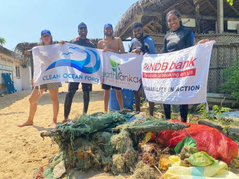 NDB බැංකුව බාර් රීෆ් ආශ‍්‍රිත සමුද්‍ර ප‍්‍රදේශය පිරිසිදු කරමින් සමුද්‍රසංරක්ෂණයේ මූලිකත්වය හිමිකරගනී