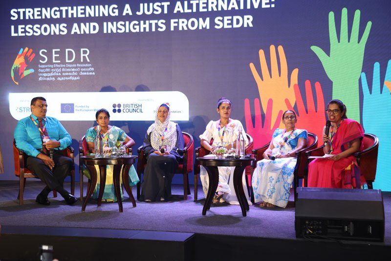 2025ஆம் ஆண்டு SEDR கருத்தரங்கில் நீதி மற்றும் தேசிய ஒரு மைப்பாடு அமைச்சின் செயலாளர், ஜனாதிபதி சட்டத்தரணி அயேஷா ஜினசேன அவர்கள்தமது தொடக்க உரையைவழங்குகிறார்