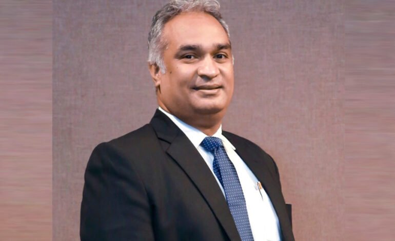 சமூக ஊடகங்களின் யுகத்தில் பெற்றோர்கள் எதிர்கொள்ளும் சவால்கள்   