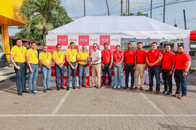 කොකා-කෝලා බෙවරේජස් ශ්‍රී ලංකා ආපසු ලබා දිය හැකි  වීදුරු බෝතල් හඳුන්වාදීම වෙනුවෙන් Laugfs සුපිරි වෙළෙඳසැල් ජාලය සමඟ එක්වෙයි