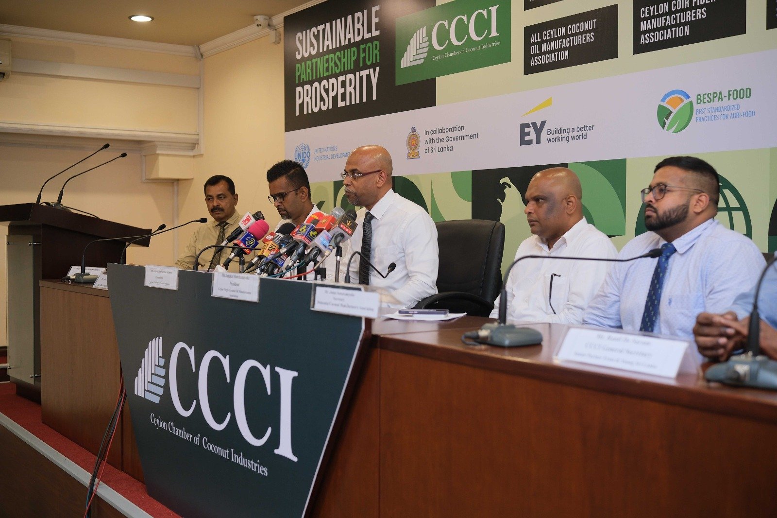 ඇමරිකා එක්සත් ජනපදය 30%ක තීරු බදු පැනවීම හේතුවෙන් මෙරට පොල් කර්මාන්තය විශාල පසුබෑමකට මුහුණදෙයි