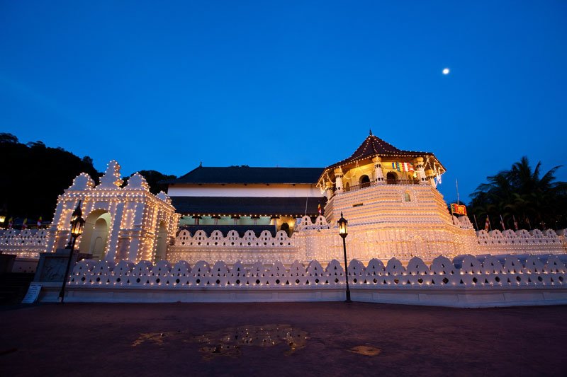 බැතිබර මෙහෙවර දශකය සපුරයි: ශ්‍රී දළදා මාලිගාවට නැවතත් SLT-MOBITEL තාක්ෂණික අතහිත