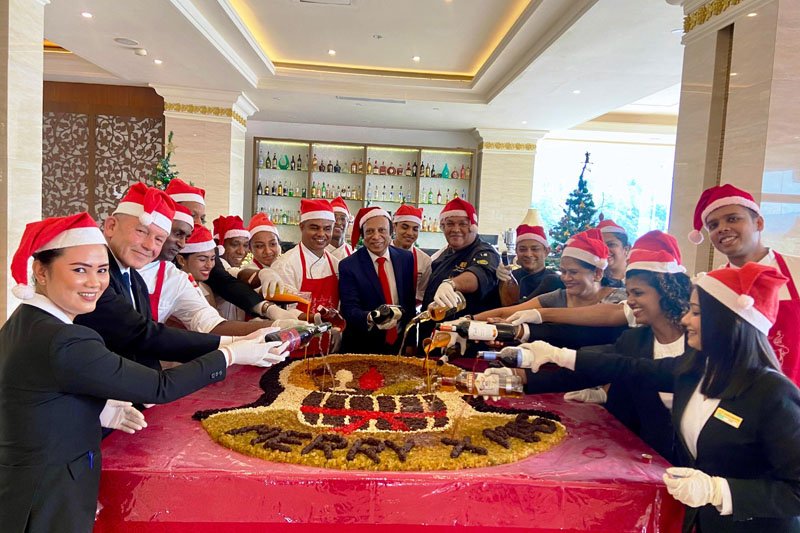 ග්‍රෑන්ඩ් කැන්ඩියන් හෝටලයසාම්ප්‍රදායික කේක් මිශ්‍රණය සිදු කරමින් උත්සව සමය අරඹයි