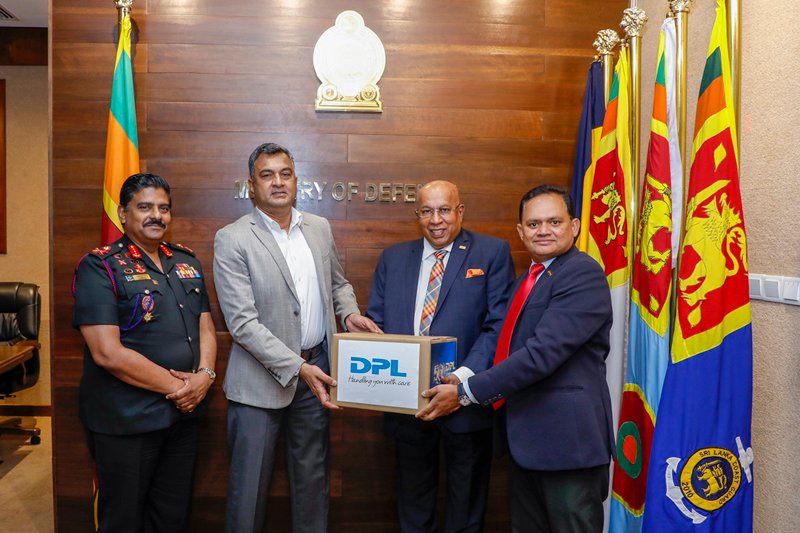 ஹேலீஸ் குழுமத்தின் துணை நிறுவனமான டிப்ட் புரொடக்ட்ஸ் பிஎல்சி வெள்ள நிவாரணப் பணிகளுக்காக பாதுகாப்பு அமைச்சிடம் 50,000 கையுறைகளை நன்கொடையாக வழங்கியது