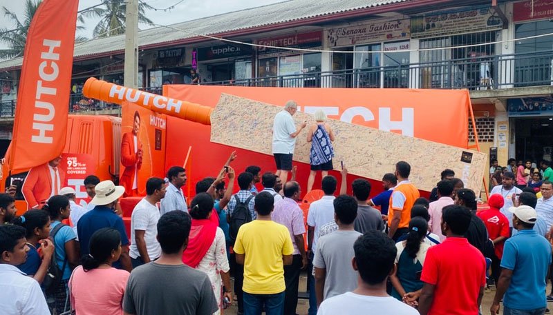 From Stadiums to Streets: HUTCH Engages Cricket Fans Island-Wide to sign on Sri Lanka’s Largest Cricket Bat