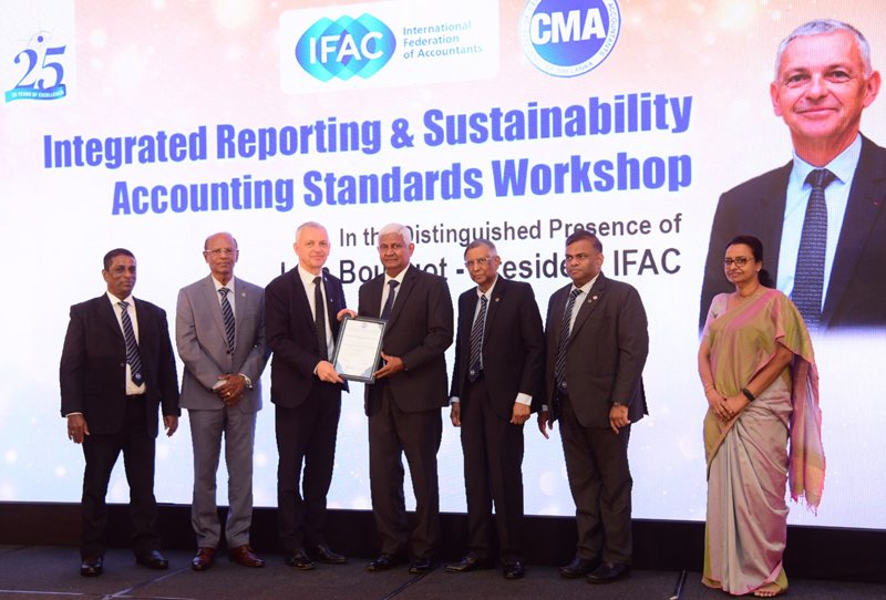සෙලින්කෝ ලයිෆ් සභාපති ආර්. රෙන්ගනාදන් මහතා CMA ගෞරව සම්මාන ලබයි