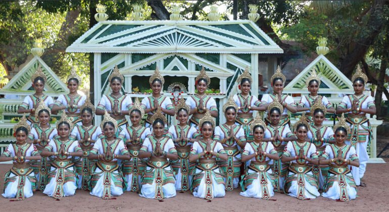 අඩ සියවසක කලා මෙහෙවර ඉදිරියට ගෙනයමින් චාමර කලා නිකේතනයේ දියණියන් කොලොන්නාව රජමහා විහාරයේදී නර්තන කිරුළු පලඳියි