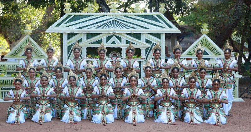 අඩ සියවසක කලා මෙහෙවර ඉදිරියට ගෙනයමින් චාමර කලා නිකේතනයේ දියණියන් කොලොන්නාව රජමහා විහාරයේදී නර්තන කිරුළු පලඳියි