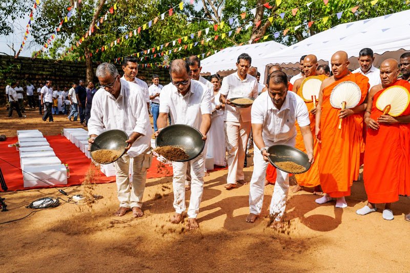 ලංකා බැංකුව 43වන වරටත් අනුරාධපුර ජය ශ්‍රී මහා බෝ මළුවේ සුදු වැලි ඇතිරීමේ පින්කමට මූලිකත්වය ලබාදෙයි