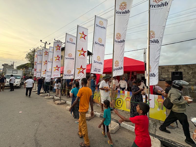 වෙසක් මංගල්‍යයට සමගාමීව සෙරන්ඩිබ් ෆ්ලා(ර්) මිල්ස් වෙතින් ඔරුගොඩවත්තේදී ප්‍රජා සත්කාරක දන්සලක්