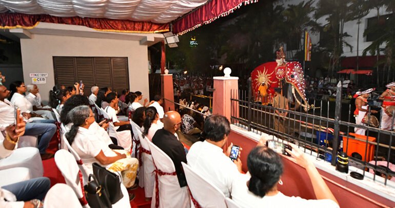 සෙලින්කෝ ලයිෆ් සිය ප්‍රමුඛතම රක්ෂණ ඔප්පු හිමියන්ට මහනුවර පෙරහරේ අසිරිමත් දසුන් සමීප කරයි